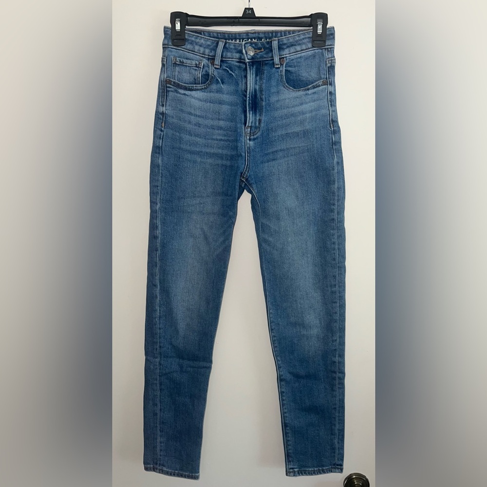 LIKE NEW American Eagle Women's High Rise Mom Jeans